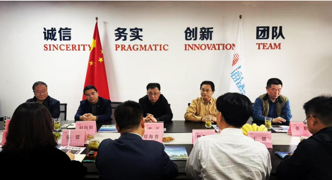 泰州快讯: 江苏省企业生长战略研究会镇江分会，在尊龙凯时人生就是搏聚会室，举行了企业家交流座谈会暨新会员单位授牌仪式。